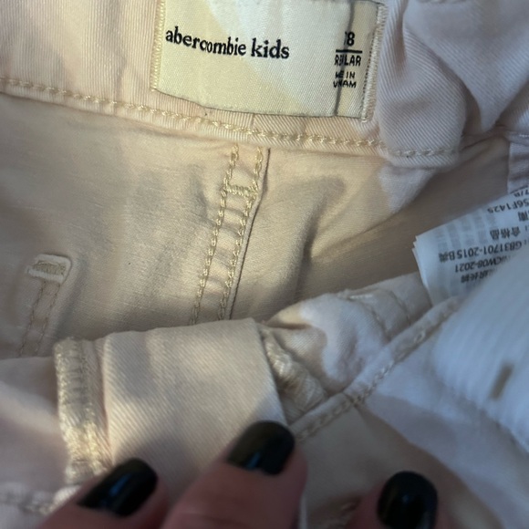 Abercrombie Kids Cream Cargo Bottoms Relaxed Fit - Picture 4 of 4